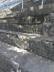 Le condizioni del settore 'Distinti' dello stadio di contrada Selva Piana