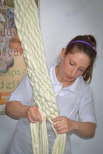 La treccia di Santa Croce di Magliano durante la lavorazione