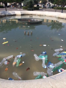 La fontana di Piazza Municipio e le tante bottiglie gettate dentro dagli incivili giovani studenti di alcune scuole di Campobasso