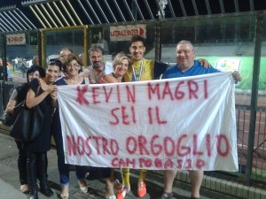 Kevin Magri festeggia con la sua famiglia lo scudetto appena conquistato