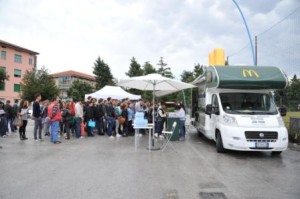 I ragazzi in fila per sostenere il colloquio