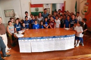 I bambini dell'Inter Club con gli ospiti d'eccezione: Kevin Magri e Gloria Marinelli