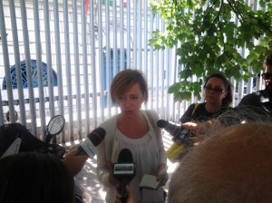 Il consigliere regionale Patrizia Manzo all'esterno del carcere di via Cavour a Campobasso