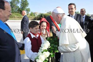 I due bambini, vestiti con gli abiti del gruppo 'La Mantigliana', hanno accolto a Campobasso Papa Francesco