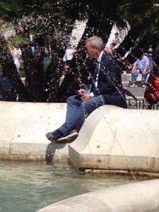 Il senatore Roberto Ruta durante la Santa Messa di Papa Francesco, seguita in Piazza Municipio, attraverso il maxischermo