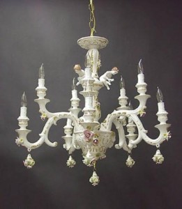 Lampadario bianco in porcellana di Capodimonte