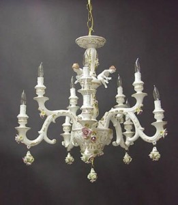 Lampadario bianco in porcellana di Capodimonte