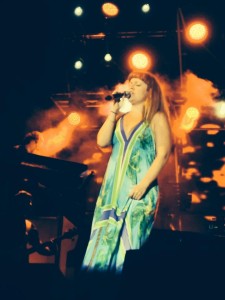 Noemi durante il concerto di Bojano