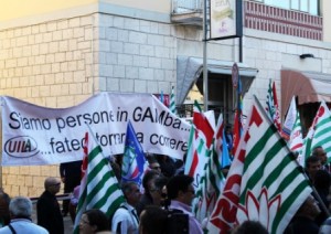 lavoro, la protesta di sindacati e disoccupati  in via genova