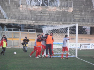 Miani festeggia il gol partita: il Lupo ha battuto il Celano