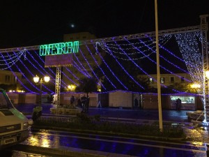 Uno scatto del Mercatino di Natale in Piazza Municipio durante il suo allestimento