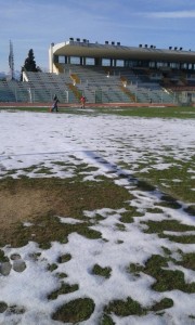 Gli addetti ai lavori del Chieti impegnati a spalare il campo di gioco