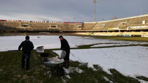 Il campo dello stadio 'Selva Piana' è stato spalato dai tifosi rossoblù