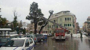 vigili del fuoco a lavoro in piazza savoia