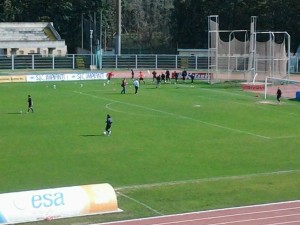 Il Campobasso durante il riscaldamento all'Angelini di Chieti