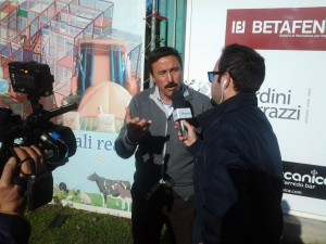 Il tecnico Sasà Vullo intervistato a fine partita a Giulianova dal collega Gianni Bruno