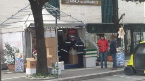 La bancarella di Amilcare Iorio durante lo sfratto