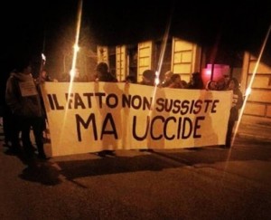 Il corteo per ricordare il terremoto del 6 aprile 2009 all'Aquila. Qui lo striscione contro la sentenza della Corte d'Appello