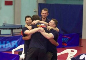 abbraccio tra Romualdo Mamma e i suoi compagni