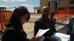 I consiglieri comunali Simone Cretella e Paola Felice durante la conferenza stampa in via Vico