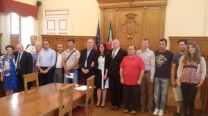 I rappresentanti delle associazioni che cureranno il verde cittadino con il sindaco Battista, l'assessore Salvatore e il consigliere Molinari