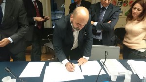 Il consigliere regionale Nico Ioffredi firma per il referendum