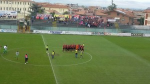 La foto del Campobasso prima dell'inizio della partita. Sullo sfondo i tifosi rossoblù ad Avezzano