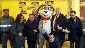 Insieme alla mascotte della manifestazione