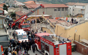 I soccorsi alla scuola di San Giuliano di Puglia nel 2002