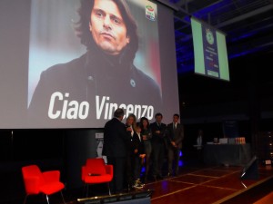 Un momento della consegna del Premio "Vincenzo Cosco"