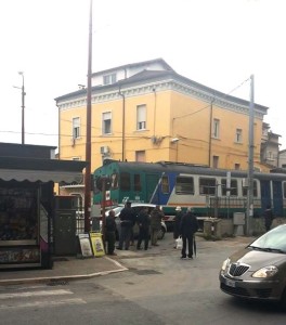 L'auto rimasta bloccata all'interno del passaggio a livello in via Mazzini