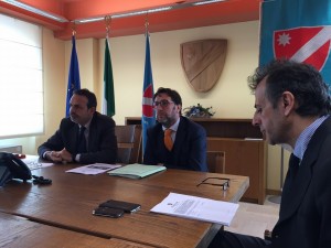 Il governatore Frattura e l'assessore Facciolla durante la conferenza stampa