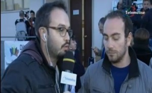 Il giornalista Gianni Bruno a Castelfidardo durante l'intervista a un tifoso, Stefano Capuano, intervenuto dopo il trainer Cappellacci