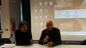 Il giornalista Domenico Iannacone durante l'incontro con i liceali del "Romita". Accanto a lui il collega Enzo Luongo