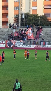 I giocatori del Campobasso salutano i calciatori a fine partita al 'Mancini' di Fano