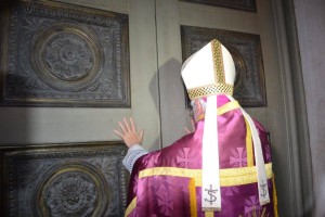foto vescovo bregantini porta santa