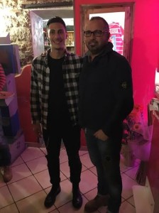 Il neo-acquisto della Juventus, Rolando Mandragora, insieme a Massimo Barometro