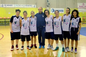 Coach Capobianco e l squadra femminile della Cestistica