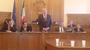 Il sindaco Antonio Battista durante l'assise comunale sull'edilizia scolastica