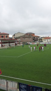 Manzo si prepara a calciare il rigore: la palla si spegnerà a lato