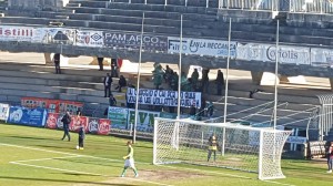 Lo striscione degli ultras dell'Avezzano per gli Smoked Heads