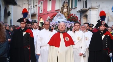 Il 'Teco vorrei' e l'emozione della processione del venerdì santo a Campobasso nelle immagini di Gianluigi Trasmundi.
