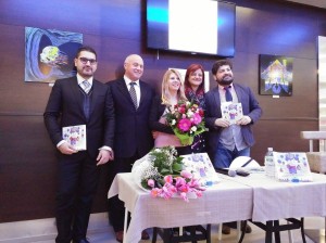 L'autrice Tomasich tra il sindaco Battista e il vice Chierchia. Nella foto anche l'attore Caldoro e il giornalista Formato