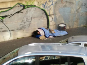 La donna che dorme in viale Elena a Campobasso