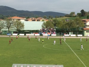 Un'azione di Matelica-Campobasso. Sullo sfondo, i tifosi molisani