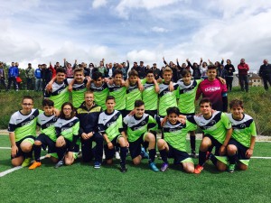 I giovanissimi della Virtus Bojano. Alle loro spalle i genitori e gli altri ragazzi della scuola calcio