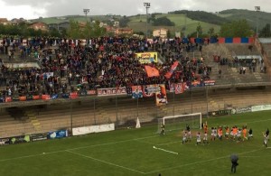 La Curva Nord al termine di Campobasso - Matelica: i calciatori rossoblù condividono la gioia coi tifosi