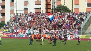 L'applauso dei tifosi del Campobasso ai calciatori rossoblù