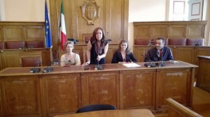 L'assessore Alessandra Salvatore durante l'incontro della consegna del pulmino