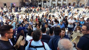 Spettatori in Piazza di Spagna